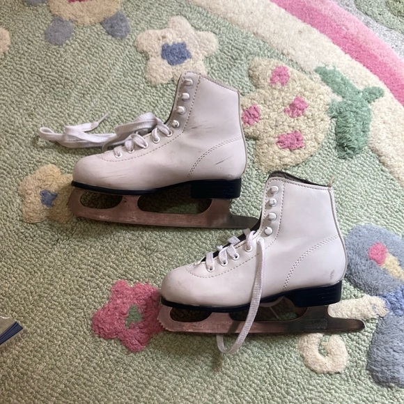 Girl’s White Figure Skates with Silver Accents - Picture 2 of 8